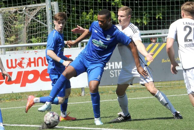 Ein Spieler des VfL Schwerte schirmt den Ball ab.