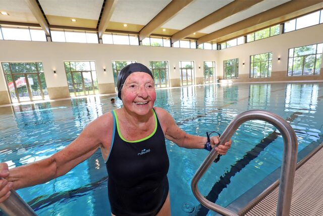 Vera Kurt (95)  steigt aus dem Sportbecken im Hallenbad des Sesekebades
