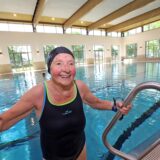Vera Kurt (95)  steigt aus dem Sportbecken im Hallenbad des Sesekebades