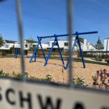 Der neue Spielplatz sieht spielbereit aus – doch Details wie Schaukelsitze fehlen weiterhin.