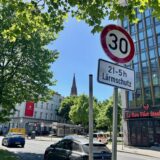 Noch stehen die provisorischen Schilder für Tempo 30. Doch am Hohen Wall wurden schon Stangen fest verankert, um bald dauerhafte Schilder anbringen zu können.