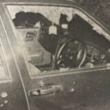 Ein Zeitungsfoto zeigt das zerschossene Auto, in dem Heidi Hazell 1989 vor der Massener Friedenskirche Opfer eines Terroranschlags der IRA geworden ist.