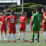 Spieler des TuS Holzen-Sommerberg stehen im Kreis.