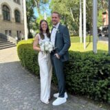 Lara und Alex Materna vor dem Mengeder Amtshaus.