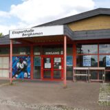 Collage von der Kämmerin der Stadt Bergkamen, Sandra Diebel, und der Eissporthalle in Bergkamen.