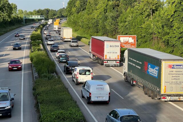 Autos und Lkw stehen auf der A44 zwischen Unna und Werl