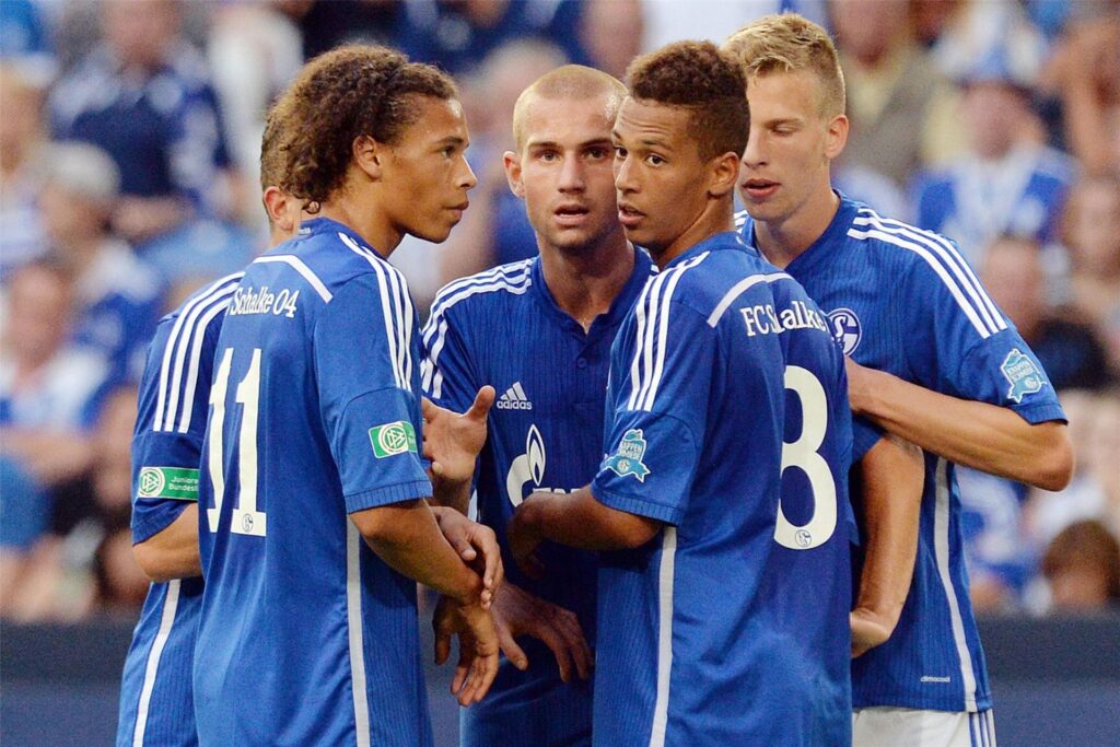 Starke Hedlund (M.) spielte in der Jugend u.a. mit Leroy Sané (l.), Thilo Kejrer und Marvin Friedrich. Starke Hedlund (M.) spielte in der Jugend u.a. mit Leroy Sané (l.), Thilo Kejrer und Marvin Friedrich.