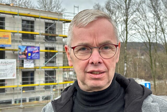 Heinz Fleck vor einem Neubau des Haus Hubertia auf dem Hirschberg.
