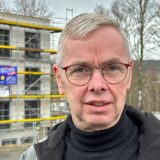 Heinz Fleck vor einem Neubau des Haus Hubertia auf dem Hirschberg.