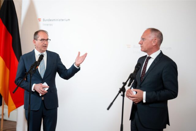 Bundesinnenminister Alexander Dobrindt (l., CSU) und der österreichische Innenminister Gerhard Karner (ÖVP) während eines gemeinsamen Statements nach einem Gespräch in Wien.