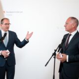 Bundesinnenminister Alexander Dobrindt (l., CSU) und der österreichische Innenminister Gerhard Karner (ÖVP) während eines gemeinsamen Statements nach einem Gespräch in Wien.