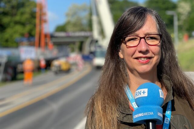 Bei dem Brückenaufbau in Lünen dabei: Reporterin Sylvia vom Hofe.