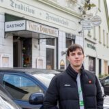 Valentin Schneider, Reporter der Recklinghäuser Zeitung, steht vor dem Restaurant „Vati’s Dorfkrug“ in Recklinghausen.