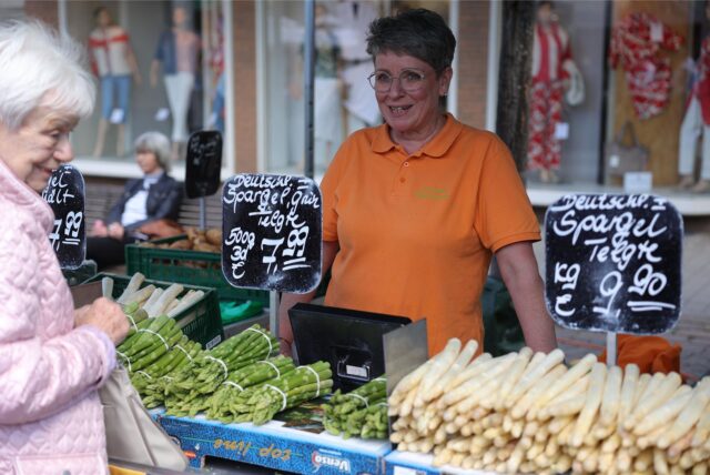 Eine Händlerin auf dem Blumen- und Spargelmarkt in Werne.