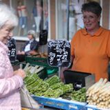 Eine Händlerin auf dem Blumen- und Spargelmarkt in Werne.