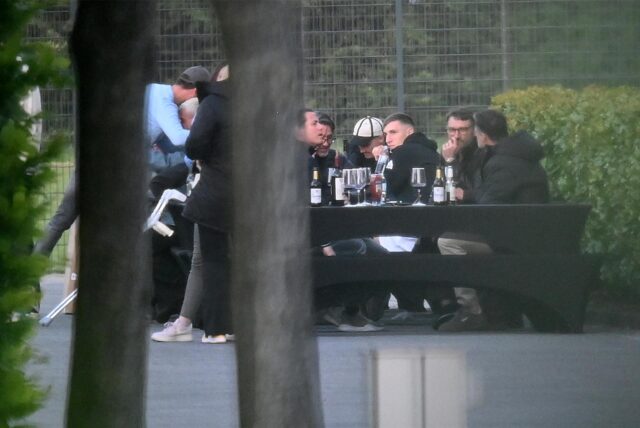 Die BVB-Spieler und Niko Kovac sitzen an einem Tisch.