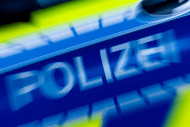 Polizisten haben einen Betrunkenen geweckt, der in der Warteschlange eines Drive-In-Restaurants eingeschlafen war.