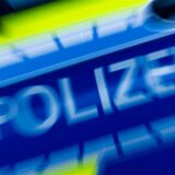 Polizisten haben einen Betrunkenen geweckt, der in der Warteschlange eines Drive-In-Restaurants eingeschlafen war.