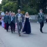 In festlichen Kleidern beziehungsweise Uniformen zeigen sich die Ruhrtalschützen und ihre Gäste beim Umzug.
