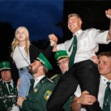 König Bjarne Schlender und seine Königin Norah Beyer lassen sich nach dem Schießen am Freitagabend hochleben.