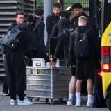 Die Spieler der BVB-U23 räumen den Teambus aus.