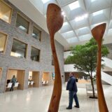 Vom Foyer in den Emschersaal: Das Rat- und Bürgerhaus wird bei „Holzwickede liest“ zur Bühne für Bürgermeisterkandidaten.