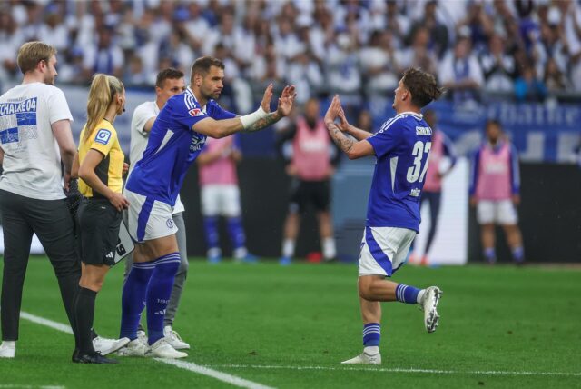 18.05.2025, Fussball, Saison 2024/2025, 2. Bundesliga, 34. Spieltag, FC Schalke 04 – SV Elversberg 07, v. l. Pierre-Michel Lasogga (FC Schalke 04), Max Grüger (FC Schalke 04)