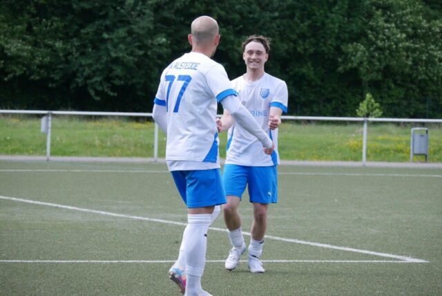 Adem Cabuk jubelt mit einem Mitspieler von BW Alstedde.