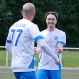 Adem Cabuk jubelt mit einem Mitspieler von BW Alstedde.