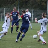 Spieler gehen zum Ball.