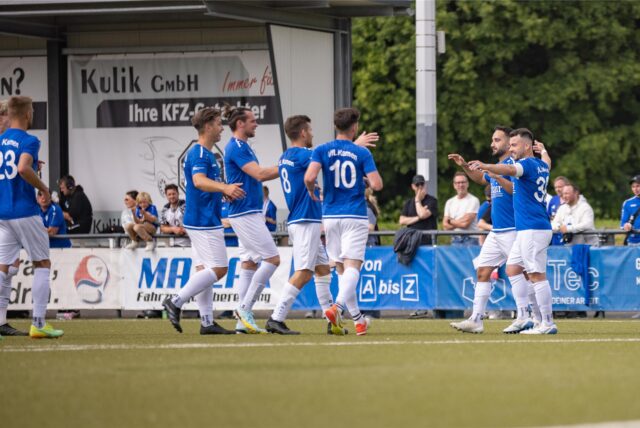 VfL-Spieler jubeln-