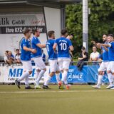 VfL-Spieler jubeln-
