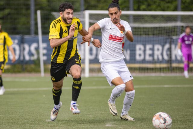 Zwei Spieler liefern sich einen Zweikampf.
