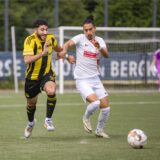 Zwei Spieler liefern sich einen Zweikampf.