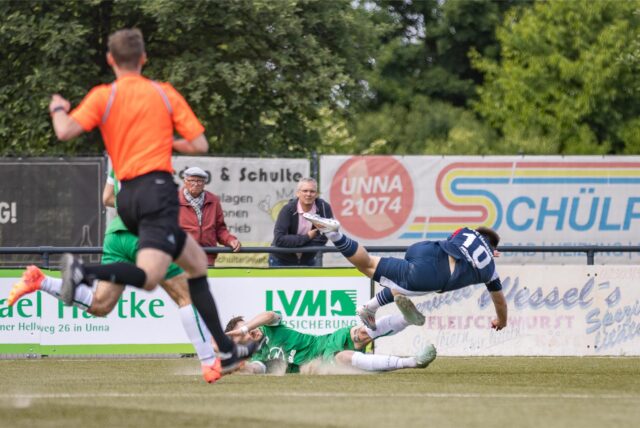 Nico Berghorst (M.) flog gegen Heessen wegen rohen Spiels vom Platz.