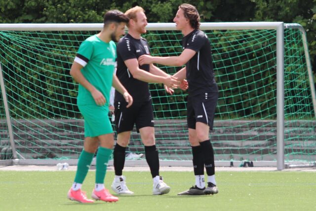 Jubel bei GS Cappenbergs Capitao Philipp Schulze Twenhöven (M.) und Jan Steinkamp.