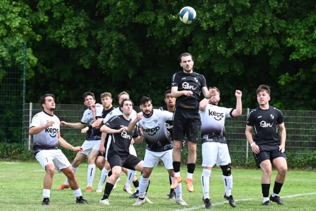 Spieler gehen zum Kopfball.