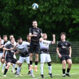 Spieler gehen zum Kopfball.