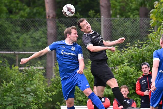 Fabian Schulte-Althoff (l.) und Constantin Dewert im Kopfballduell.