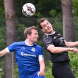 Fabian Schulte-Althoff (l.) und Constantin Dewert im Kopfballduell.