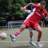 Anil-Can Mert streckt sich nach dem Ball.
