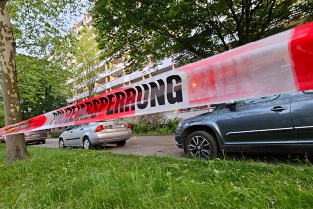 Ein Mehrfamilienhaus in Plattenbaustruktur ist von der Polizei abgesperrt.