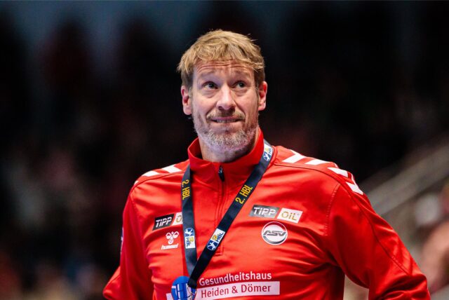 Michael Hegemann schaut nach oben.