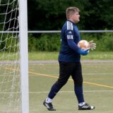 Lucas Koch hält einen Ball.