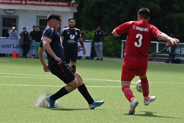 Alin Belei (Nummer 3) spielt einen Pass.