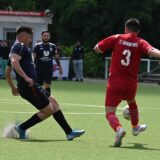 Alin Belei (Nummer 3) spielt einen Pass.