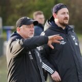 Carsten Walschus und Dean Williamson an der Seitenlinie.