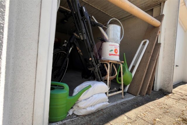 Eine mit Gerümpel vollgestellte Garage.