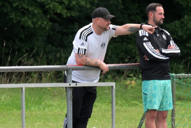 Stephan Ahland und Sebastian Treppe am Spielfeldrand.
