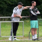Stephan Ahland und Sebastian Treppe am Spielfeldrand.